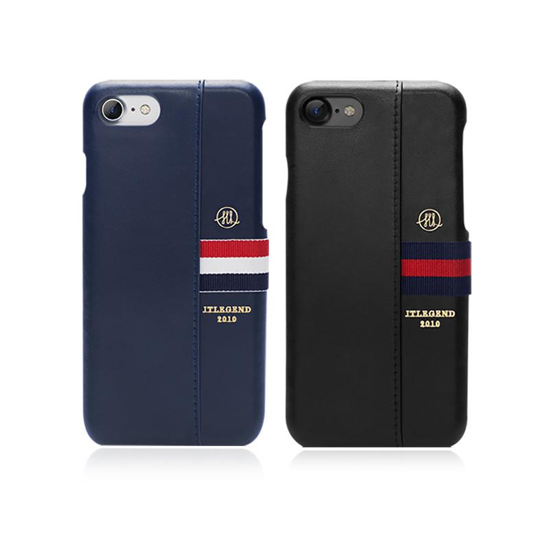 產品特色 都會英倫紳士真皮手機皮背蓋獨家設計款 精選雙層純牛皮，職人手做油邊工法，展現皮革製品溫潤手感 三色迴紋裝飾織帶搭配金屬品牌logo, 盡顯低調奢華 獨家設計一件式卡片收納夾層，方便攜帶各類電