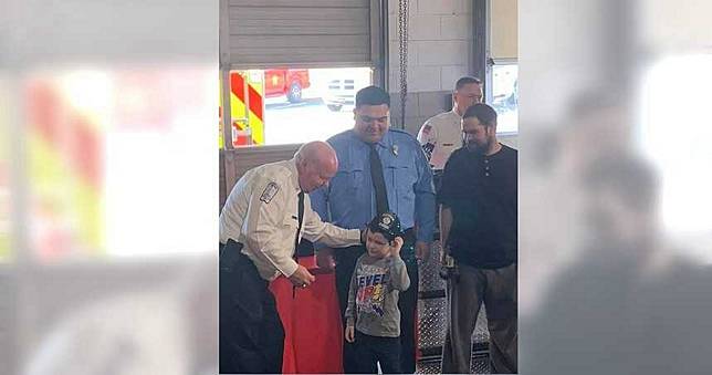 5歲男童叫醒2歲妹爬窗「逃火場」救6家人！消防局頒獎表揚