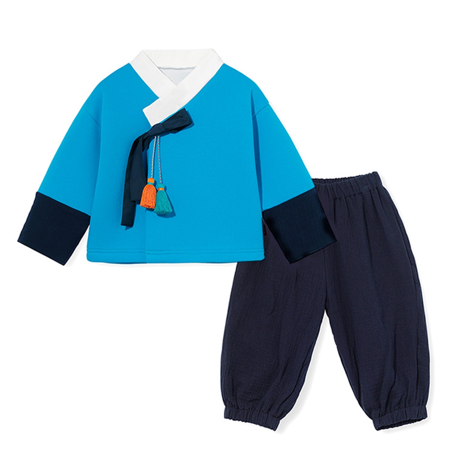 韓國知名專櫃品牌，高質感x實惠價。童裝潮流指標，時尚設計超吸睛。改良式生活韓服，經典傳統配色;來自韓國的 Ozkiz 是當地知名的專櫃品牌，高質感的品質、時尚可愛的設計，受到許多小童星的青睞，在韓劇中