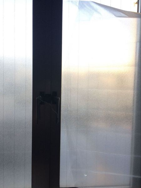 ダイソーのすりガラスシートで外からの視線をシャットアウト 暮らし快適に