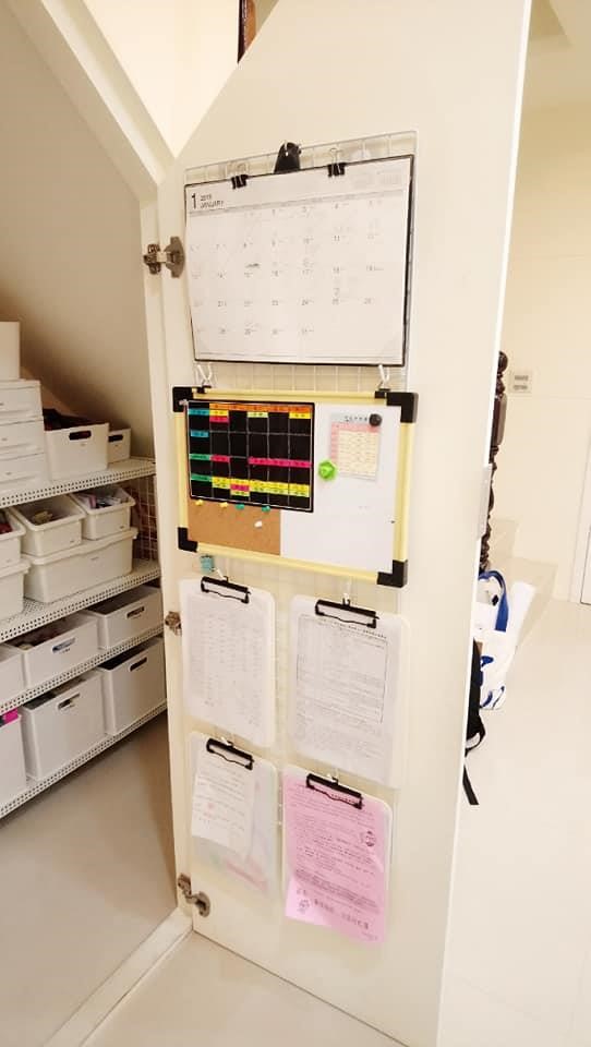 Hsin-yi Cheng利用自家樓梯下方的畸零空間，規劃整理