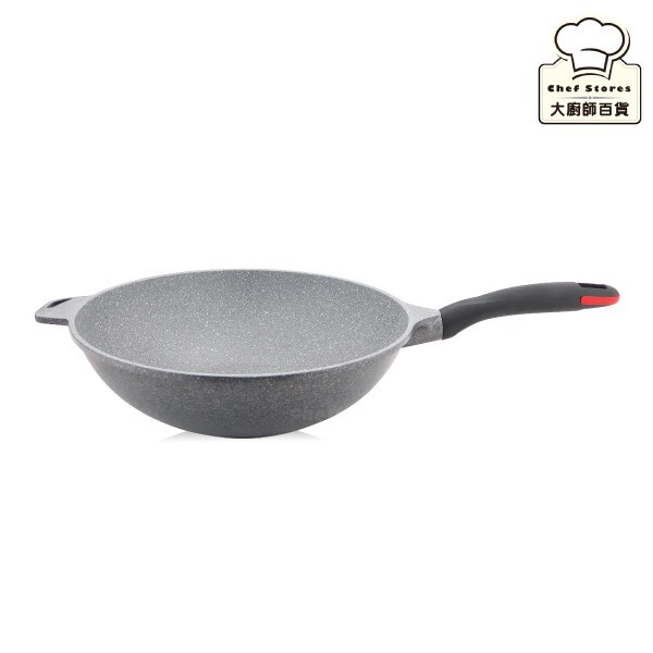 鍋身一體成型，好清洗不卡垢 鍋面專利聚油網紋，省油更健康 鑄造合金，具備高度不沾效果 鍋耳鍋柄可吊掛設計，方便收納 適用電磁爐/瓦斯爐/陶瓷爐等爐具 尺寸：外徑36cm*含把手長61cm*鍋身高10.