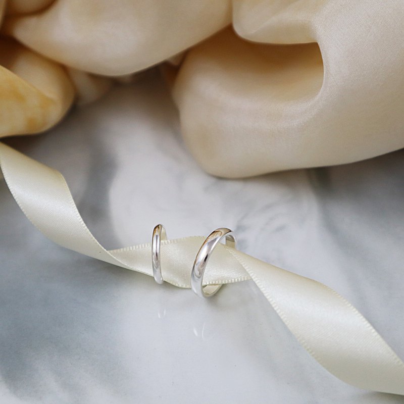 款式小物語---「日常的小確幸，圓融也潤滑著生活節奏。」 ∞課程時間約2-3小時∞ ∞費用包含師資、場地、點心、工作服、練習材料、工具、成品一件。 體驗內容:敲印刻字、切鋸、焊接；可調整戒寬、選擇鏡面