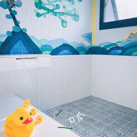 「蔥澡」，原是間沒落的老溫泉旅店，在藝術家、設計師進駐後，將老宅揉合新舊設計，成為一間時髦的「藝術澡堂」。