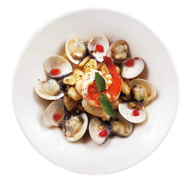 「米酒蛤蜊海鮮麵疙瘩」以台味十足的米酒，取代白酒，外國人很喜歡這一味。（200元）（圖／于魯光攝）