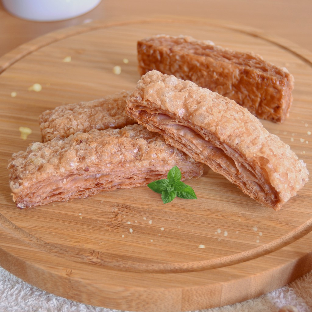 商品內容物 ：只屬美人 (紫薯梅粉)千層酥成分 : 麵粉、奶油、水、雞蛋、砂糖、紅薯粉(紫心甘藷)、梅粉(梅子、砂糖、鹽、甘草粉)、起司粉、鹽重量 : 60g/盒保存期限 : 120天(以包裝所示)保