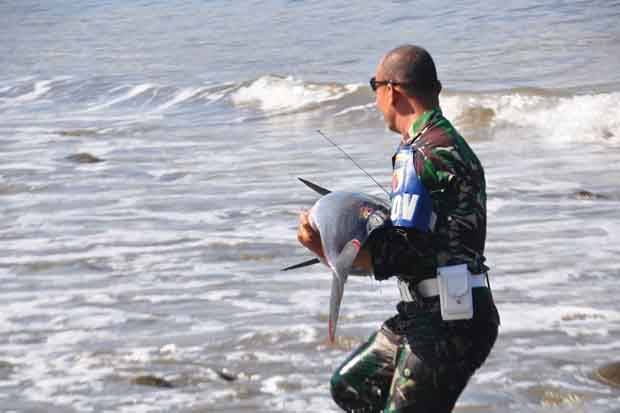 Terdampar Di Pantai Klatak Seekor Lumba Lumba Diselamatkan