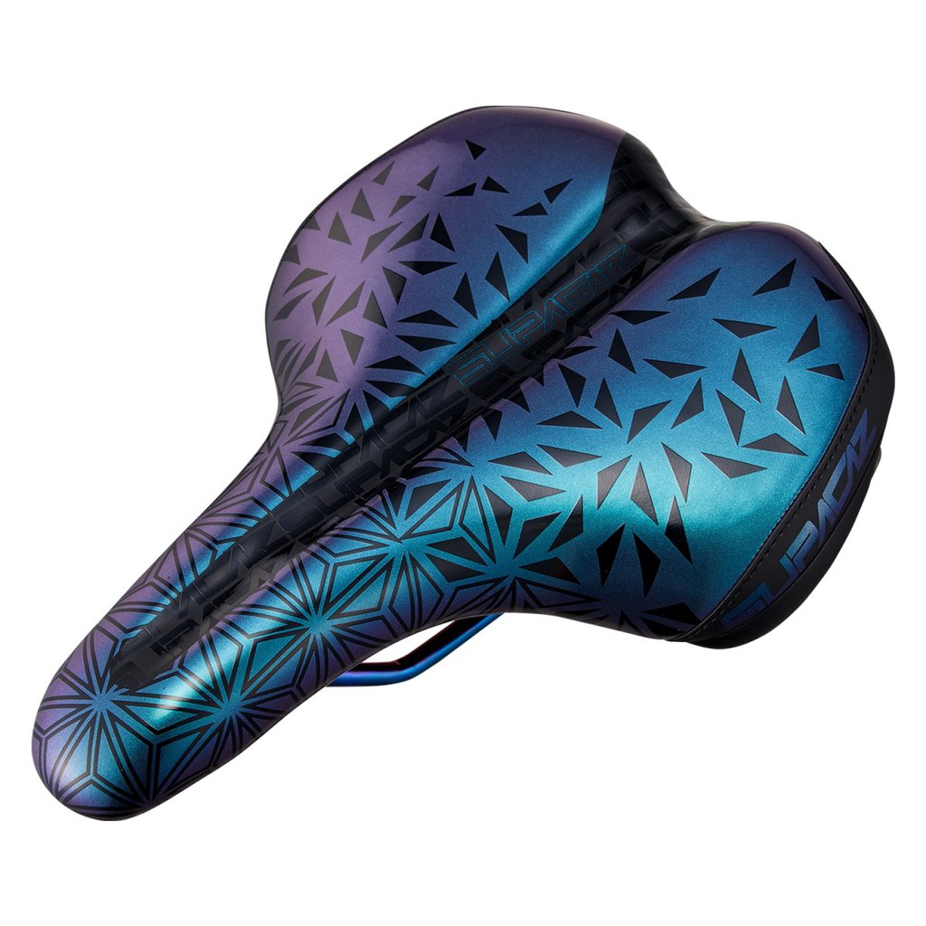 讓整個城市看到你！eUrban坐墊是專為電動自行車而設計的坐墊是最好的電動車坐墊之一！eMTB 坐墊有極高的性能與尖端的設計包含所有必要的特色！再加上座墊上有時尚的SUPACAZ圖形設計，絕對是你的最