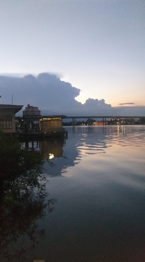 นิเวศอธิษฐานเรือนไทยริมน้ำ