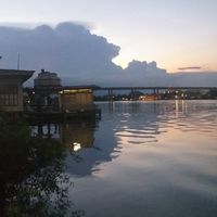 นิเวศอธิษฐานเรือนไทยริมน้ำ