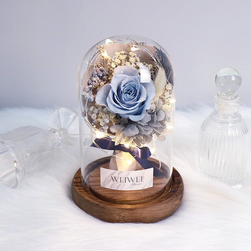 嚴選日本進口永生玫瑰製作<br />放在LED玻璃罩內觀賞期約1-2年，CP值非常高的花禮<br />還可以在玻璃罩上客製文字~是不是非常特別?