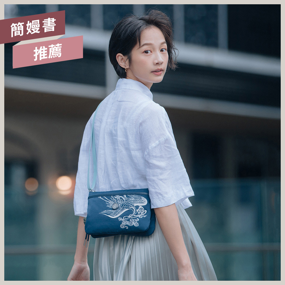 Kipling X 永樂宮聯名系列深藍底雲間盛境單肩隨身斜背包-RIRI