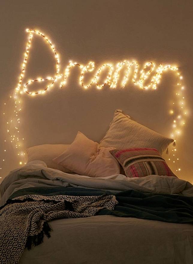 10 Inspirasi Desain Kamar Tidur Romantis Dengan Lampu Tumblr Untuk