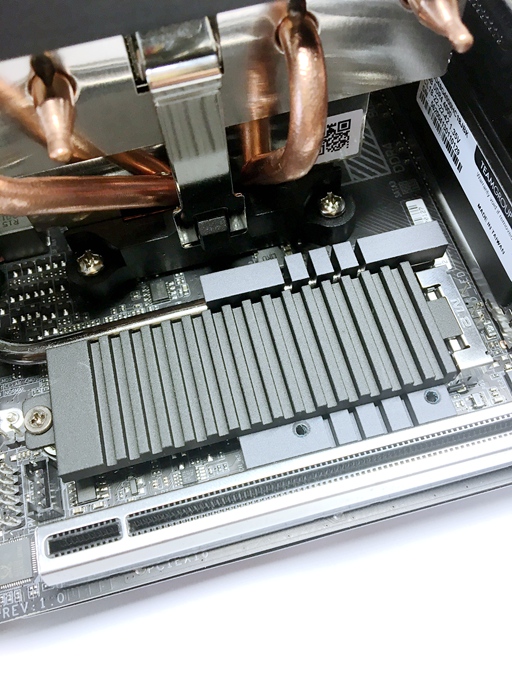 B550I AORUS PRO AX主機板分別在正面、背面各提供1個M.2插槽，但只有正面的M.2插槽是透過PCIe通道連接處理器，所以能安裝、發揮PCIe 4.0規格的M.2固態硬碟的傳輸實力。