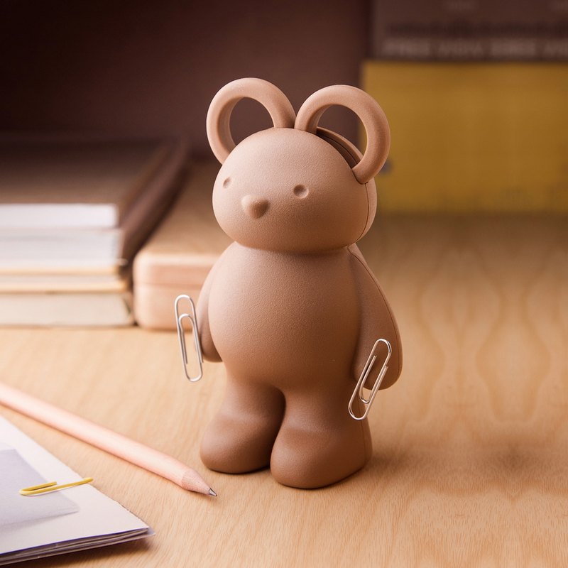 充滿綠意的居家生活，森林小動物也是得力助手！ 經典泰迪小熊化身成為你的辦公桌小幫手！ 雙手磁吸隨時幫你備好迴紋針及大頭針，還幫您收好一把剪刀。 為您管理凌亂的桌面文具，讓辦公室不再一成不變。