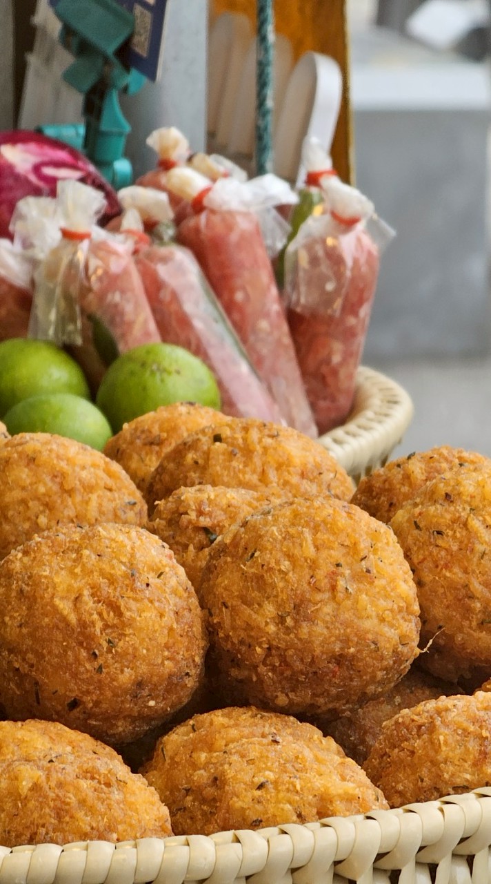 ร้านยำแหนมข้าวทอดสูตรคุณยาย