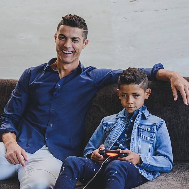  Gaya Cristiano Ronaldo di Luar Lapangan Sabung Ayam Online Selalu Modis, Ini 10 Gaya Cristiano Ronaldo di Luar Lapangan