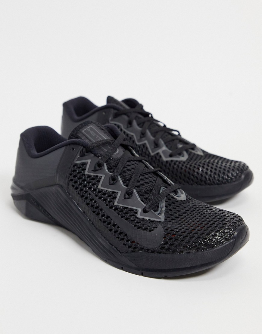 Trainers by Nike Workout mode: activated Low-profile design Lace-up fastening Padded tongue and cuff
