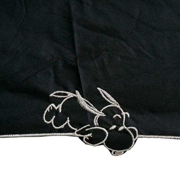 スヌーピーが はみ出てる 遊び心あふれる全天候対応の傘を紹介