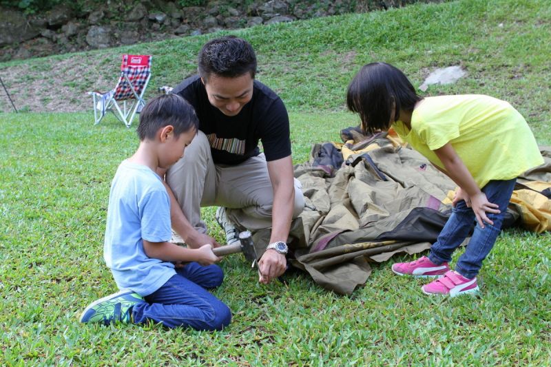 一起搭起我們在野外的家，一家人同心協力的感覺真好！(盧育君攝影)