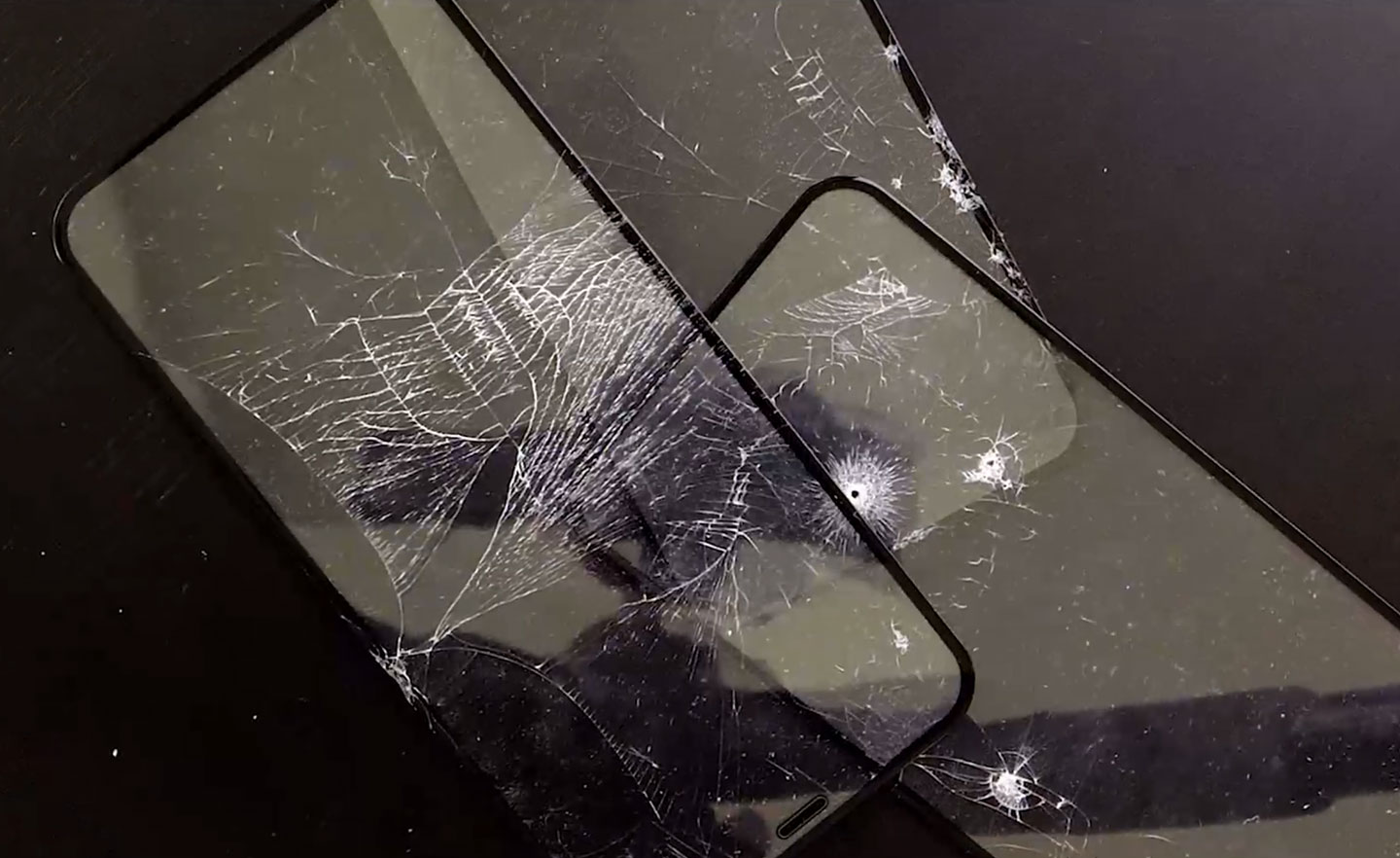 一般的玻璃保護貼就算再硬，也是有破損的可能，相較之下以塑料素材為基底的 3D 壯撞貼就是不會破碎，但使用體驗與玻璃保貼相同的設計！