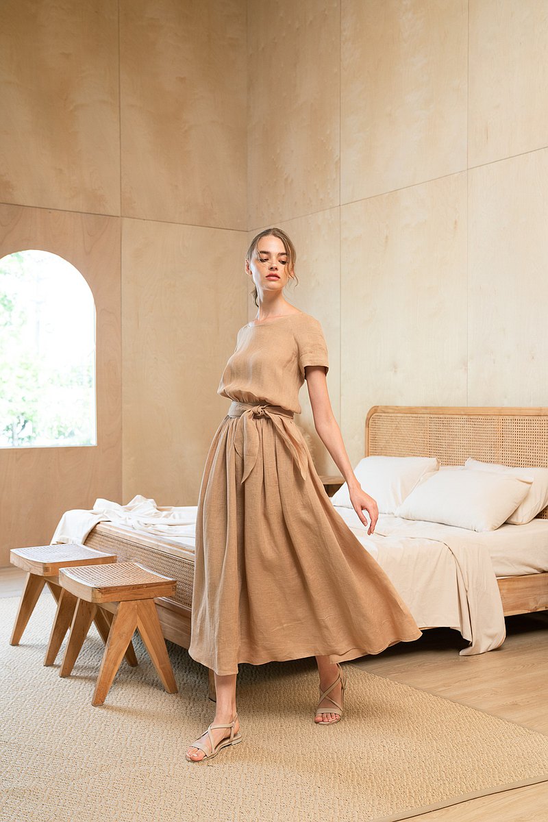 亞麻後扣長款襯衫式連衣裙，配髮帶。褶皺裙，亞麻腰帶