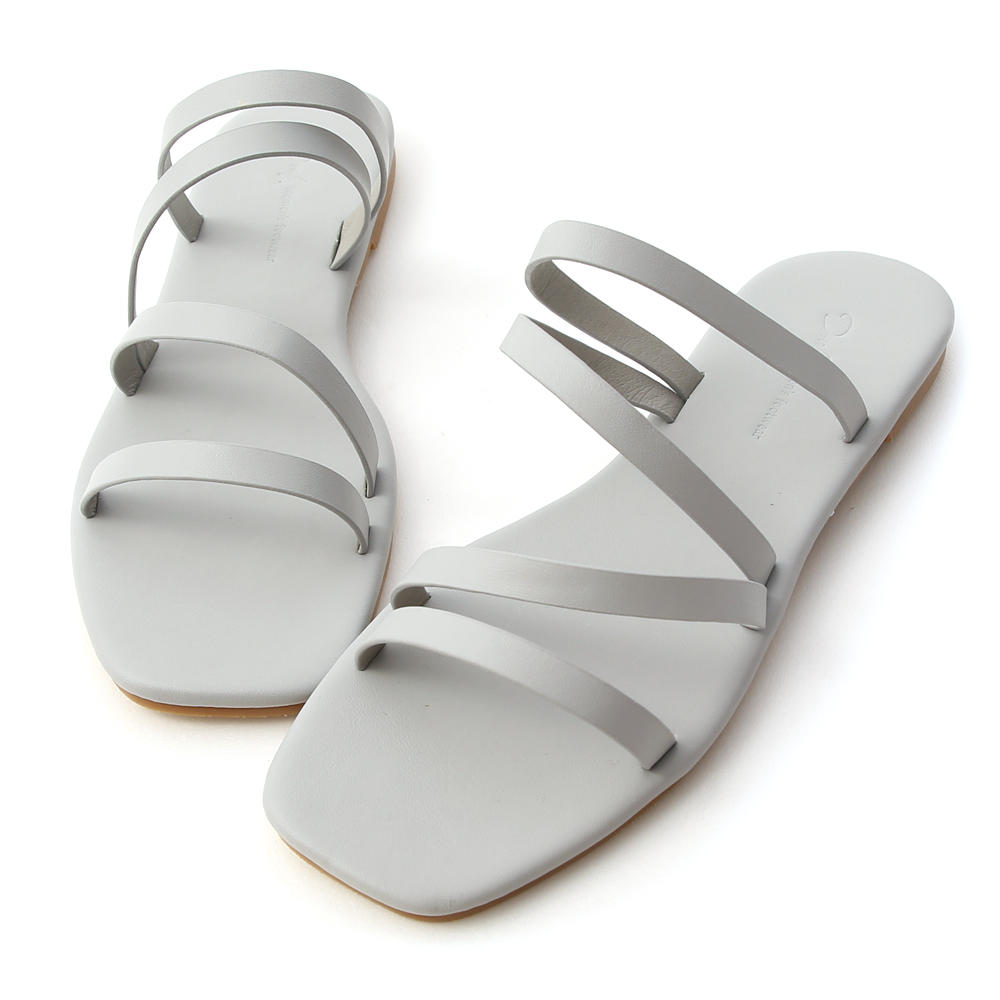 精緻的細帶設計是今夏涼鞋主流 復古方頭楦型讓整體時髦感加分 多層次的線條包覆性佳給人安全感 同時也具有修飾腳背的視覺效果 平易近人的1cm跟高好穿又好走 搭配防滑鞋底，提升行走時的穩定性 絕對是夏天出