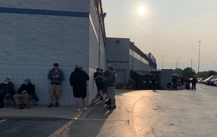 Nvidia RTX 3080顯卡在美國銷售一空，各地商店出現排隊人潮想搶實體貨