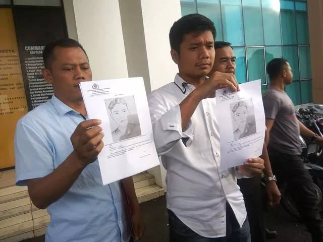 Polisi saat sebar sketsa pemuda bermobil (foto: Hambali/Okezone)