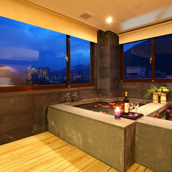 1.八坪大的享受空間，冷熱雙池設計n2.給您最尊貴的原湯享樂之旅n3.位於礁溪溫泉的中心位置