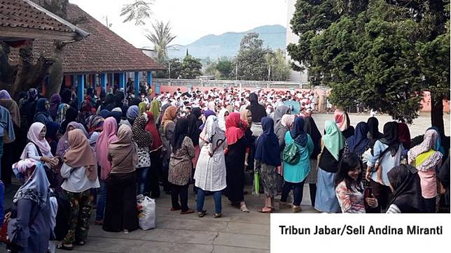 Kocak! 3 Kejadian Lucu Saking Semangatnya Orang Tua Antar Anak Hari Pertama Sekolah