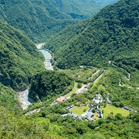 從另一個角度眺望峽谷：布洛灣山。山月岩