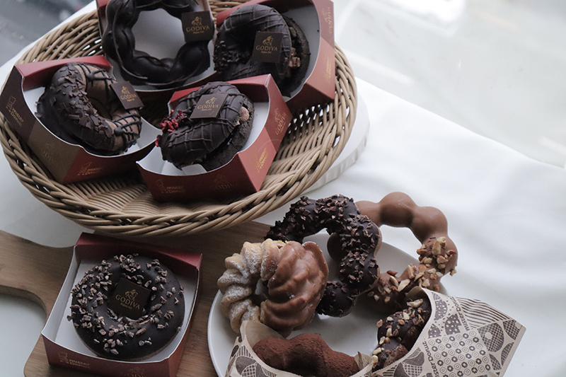 超難買聯名甜點登場！Mister Donut攜手GODIVA推出「奢華可可季」，破百元的甜甜圈好吃嗎？-0