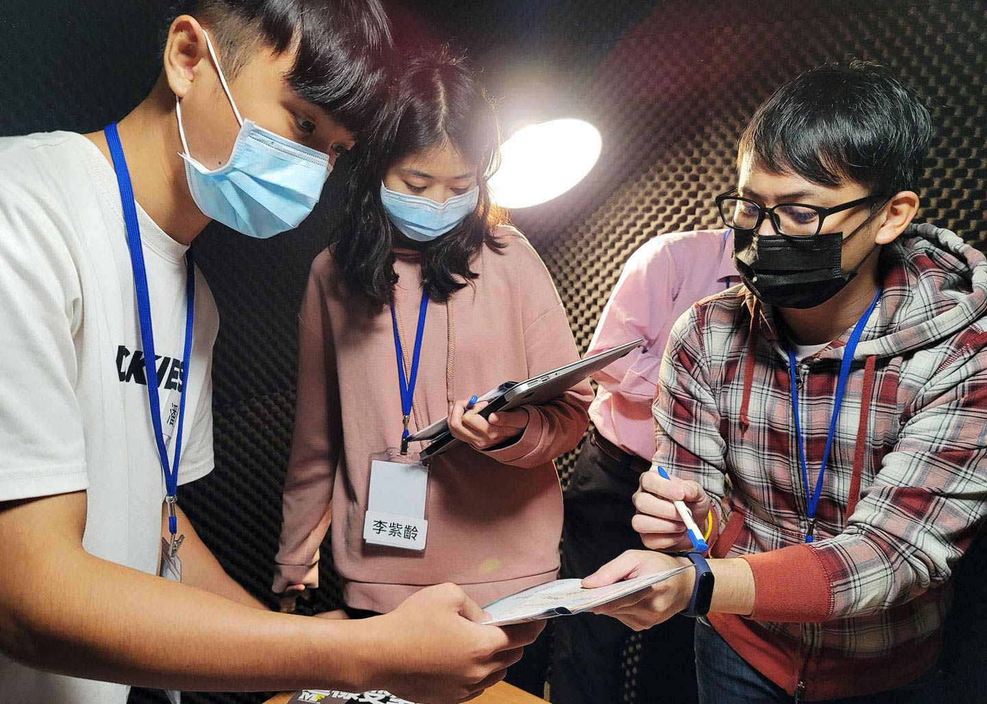 接下來大家進入了空間狹小的儲藏室，雖然空間小，但裡面看起來可以藏線索的地方也很多啊！