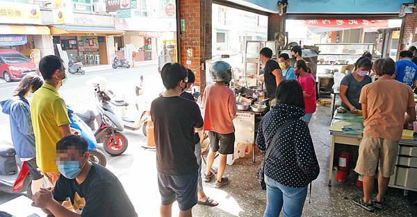 【台南美食】張家水餃店-3.5元水餃15元酸辣湯，CP值爆表需要排隊才能吃到的小吃店