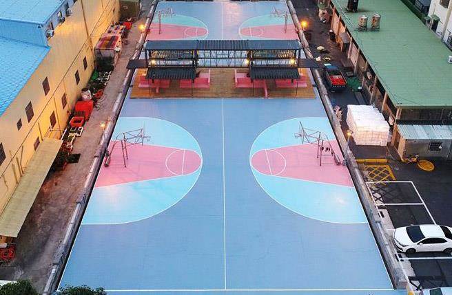 這樣能打球嗎？籃球架放禁區，高雄市籃球場竟獲建築界奧斯卡獎