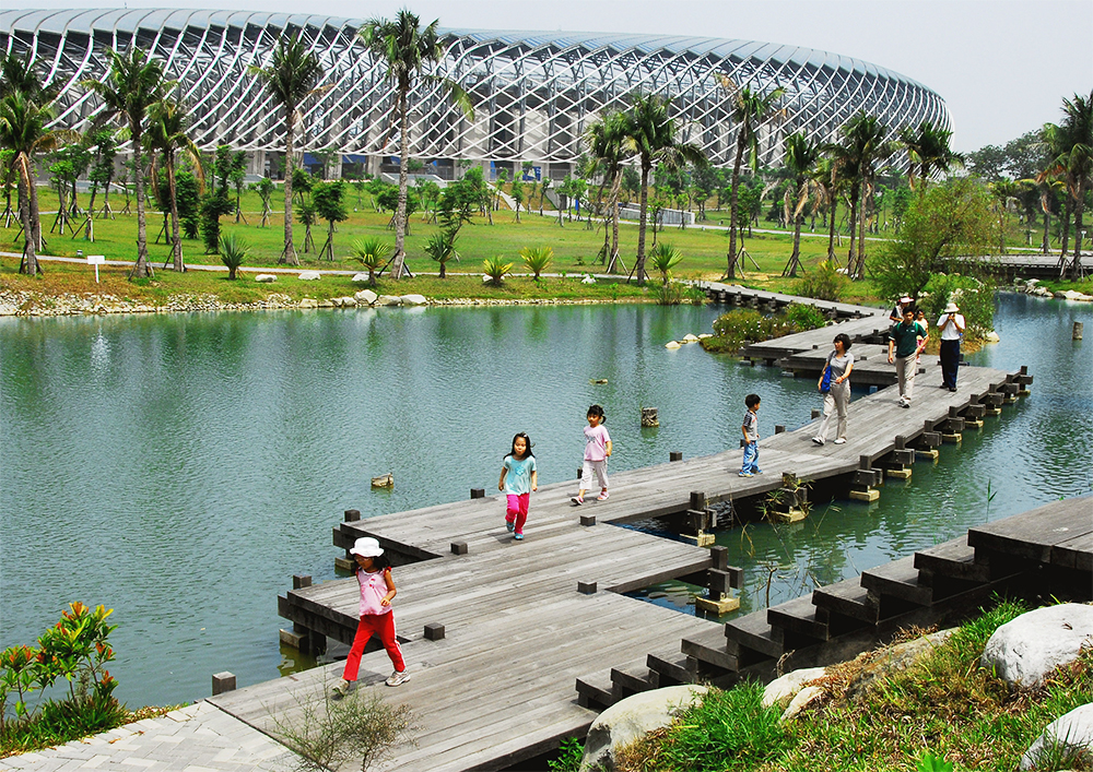高雄國家體育場兼具休憩功能，是親近社區居民的都市公園。(圖片提供/高雄市政府運動發展局)