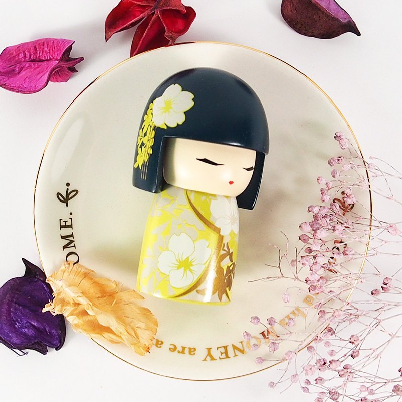 藉由繽紛色彩的和服款式， 點綴上 施華洛世奇水晶， 豐富的配件與表情的細節， 搭配精美的包裝，更是讓愛不釋手， 並賦予人生許多重要的價值意涵。