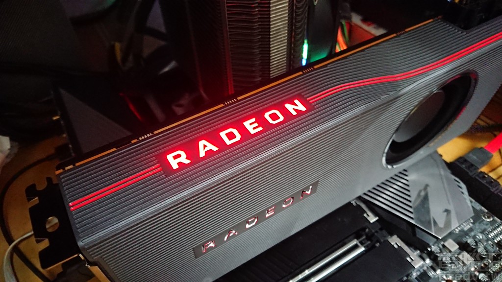 Radeon RX 5700 XT 公版參考設計側邊 RADEON 字樣發光示意。