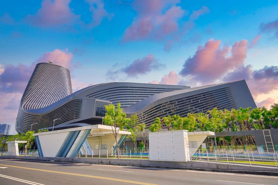 高雄新景點+1！「高雄港埠旅運中心」正式開放，「海韻藝術廣場」超適合拍照打卡！