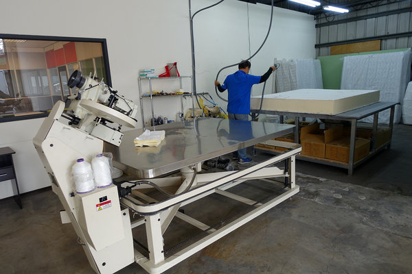 台中床墊工廠直營,台中獨立筒床墊,大里八鐘頭展示工廠,平價乳膠獨立筒床墊, 彈簧保固10年、流程透明手工客製獨立筒床墊