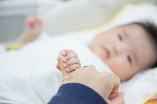 赤ちゃんの利き手はいつ決まる 見分け方や左右の割合も紹介