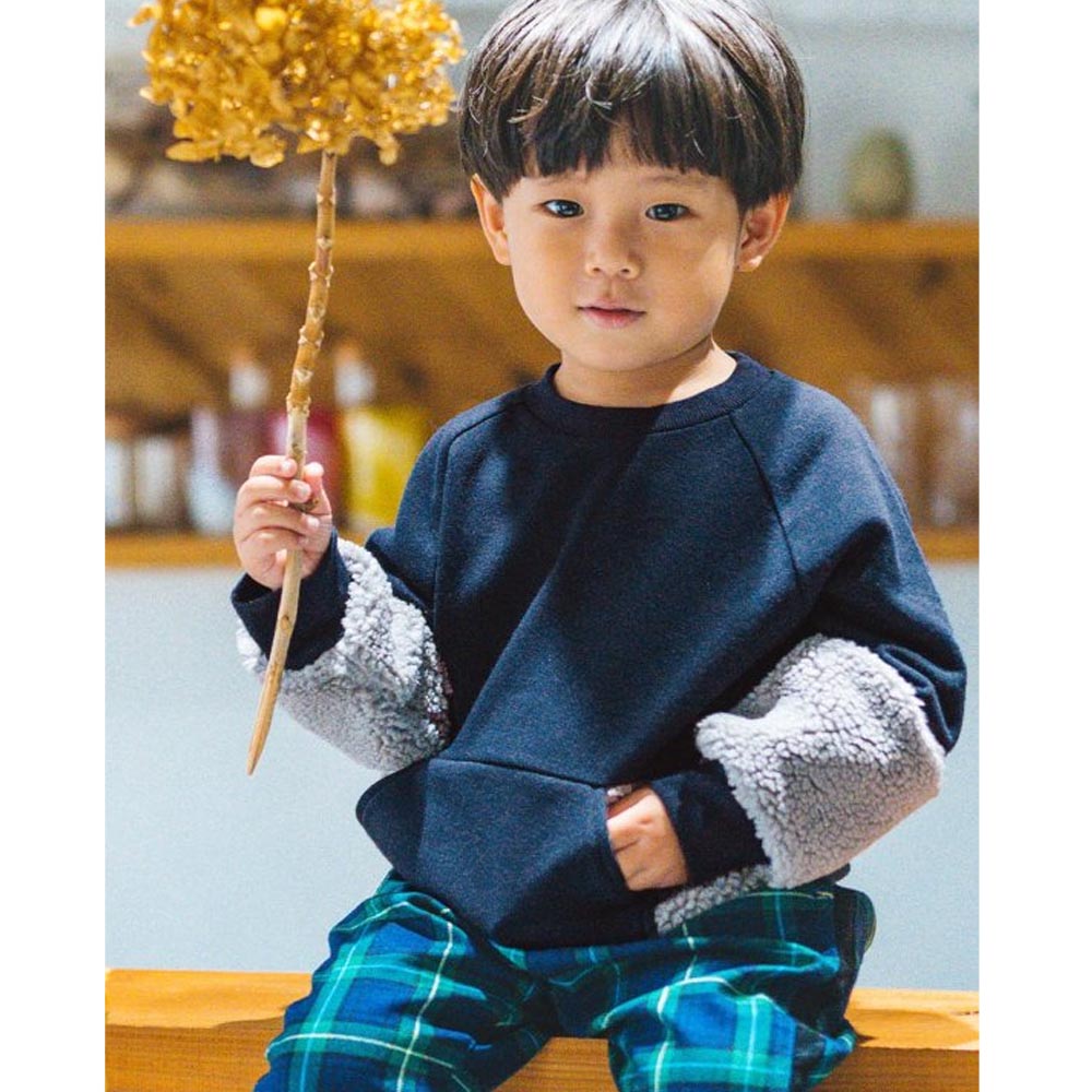 日本 BREEZE - 刷毛圓領印花長袖上衣-泰迪熊拼接袖-海軍藍