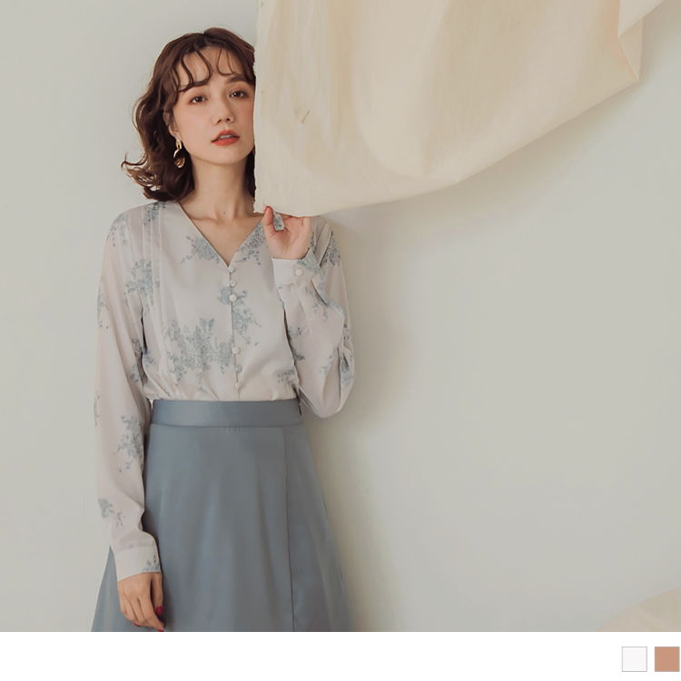 手感柔軟讓肌膚可以擁有舒適的感受， 且具有免熨燙的優點。 Ｖ領剪裁修飾臉部線條搭配排釦展現細緻優雅的迷人設計~ 柔美感的手繪印花提升整體品味層次， 搭配細摺巧思讓立體層次感更加豐富， 此款2色長袖上衣