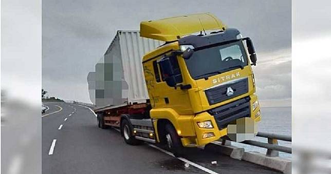 貨櫃車失控撞護欄　差一步墜百米落海