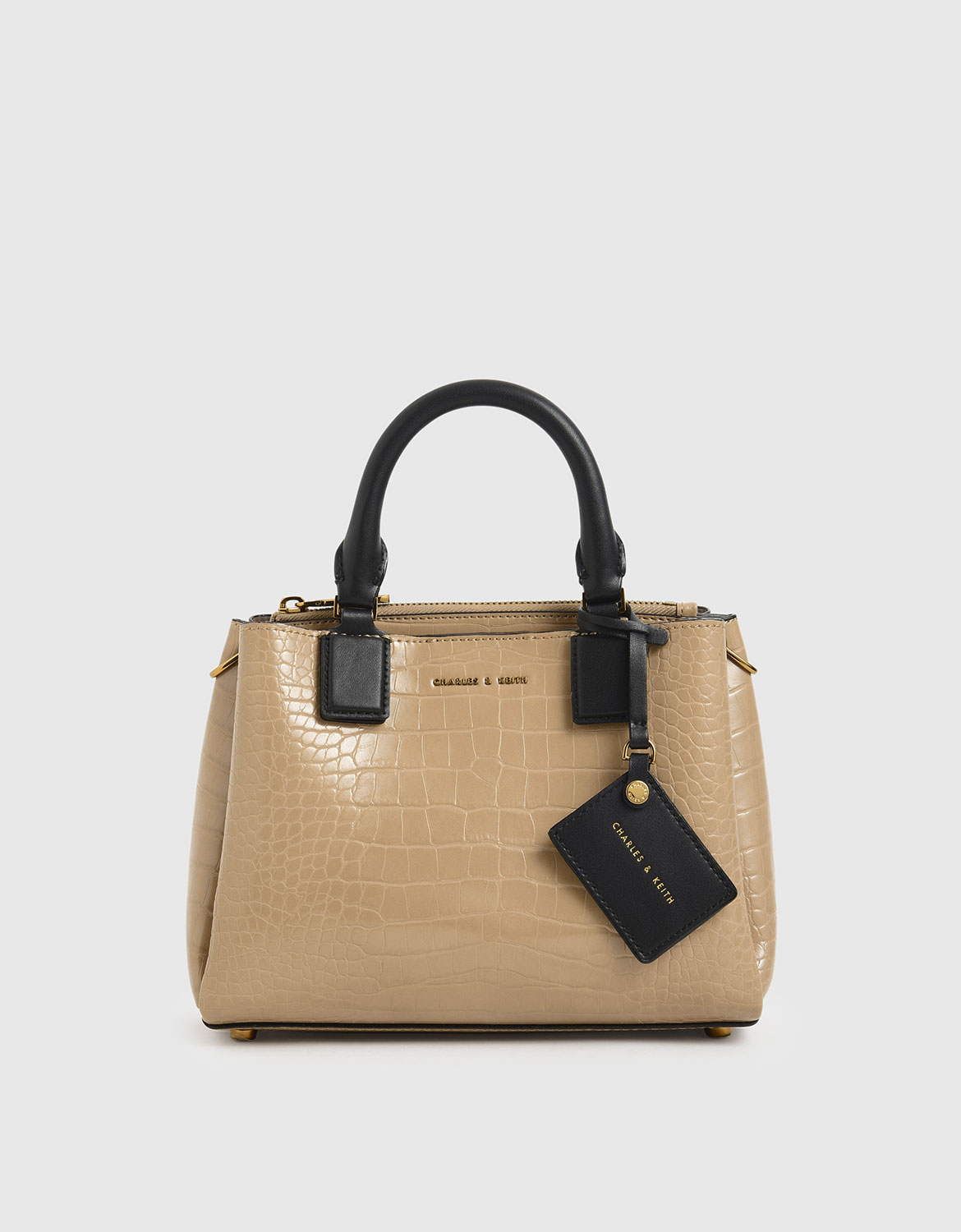 以鱷魚皮壓紋搭配撞色手提的立體剪裁，增添穿搭時尚氣勢，營造幹練優雅形象。