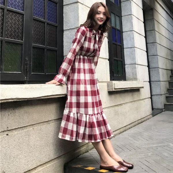 洋裝 秋季女裝寬鬆百搭荷葉邊裙子潮領口系帶蝴蝶結文藝格子連身裙 糖果時尚