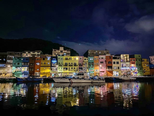 iPhone 12 Pro Max 夜間模式拍攝，在全新的鏡頭組合加上A14晶片運算，能快速完成一張照片，天空的雲層清晰可見。