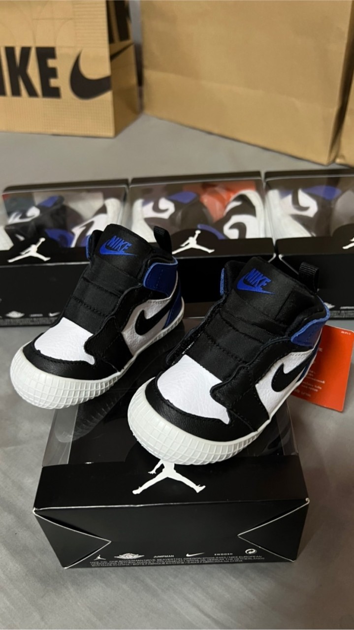 หิ้วสินค้า Nike Adidas จาก shop Graphic & Design