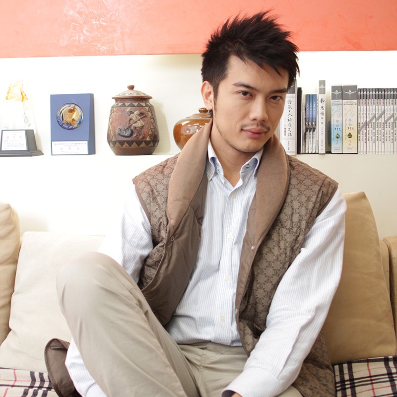 ★透氣舒適休閒款★經典BLASON LOGO★送禮自用大方典雅CELINE新款羽絨背心全新上市！經典首席LOGO，讓穿著充滿時尚品味！輕柔質感，秋冬居家保暖外出休閒最佳款！附上精美禮盒包裝，絕對是您送